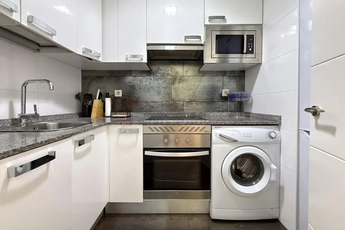 Cuina de Apartament de lloguer en Madrid amb Aire condicionat, Calefacció i Moblat