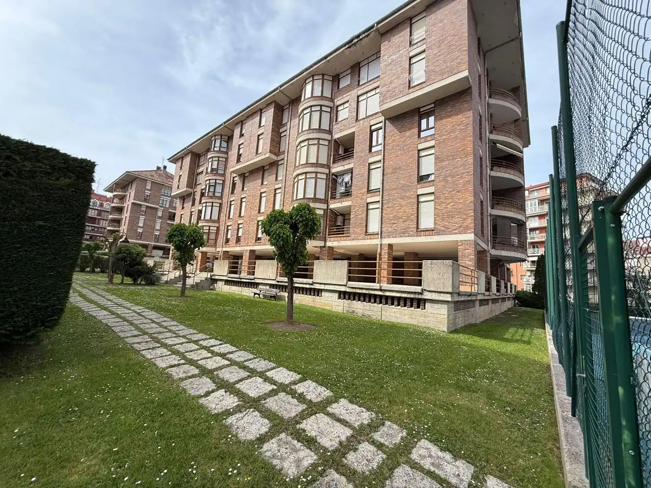 Vista exterior de Piso en venta en Castro-Urdiales con Calefacción, Parquet y Piscina comunitaria