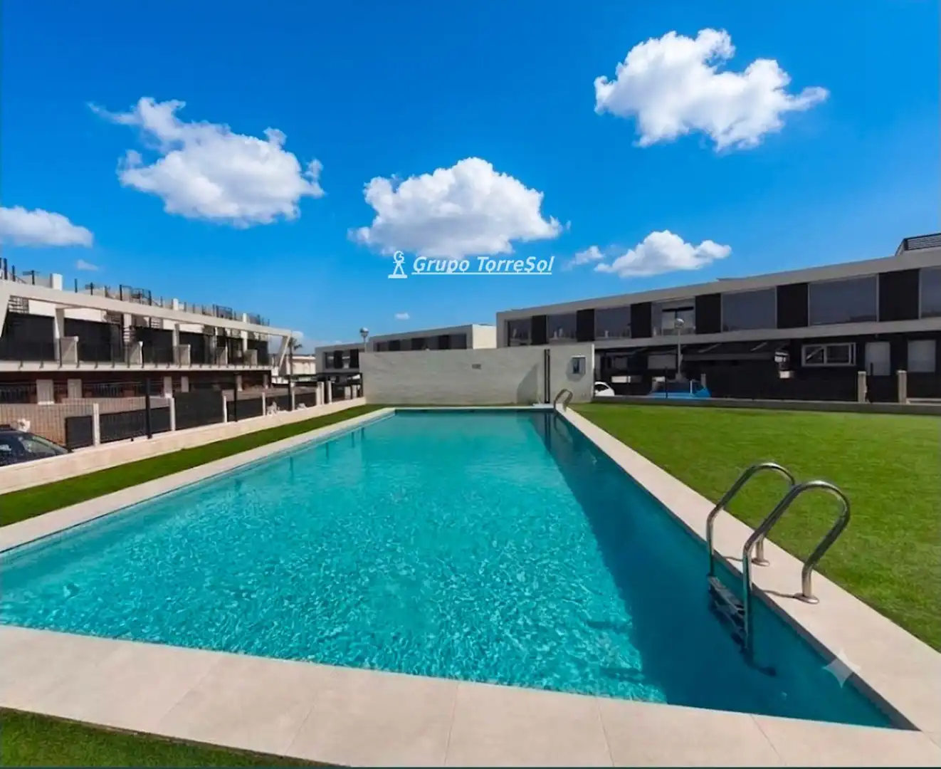 Casa aparellada amb piscina en venda a Chipre, imagen 3
