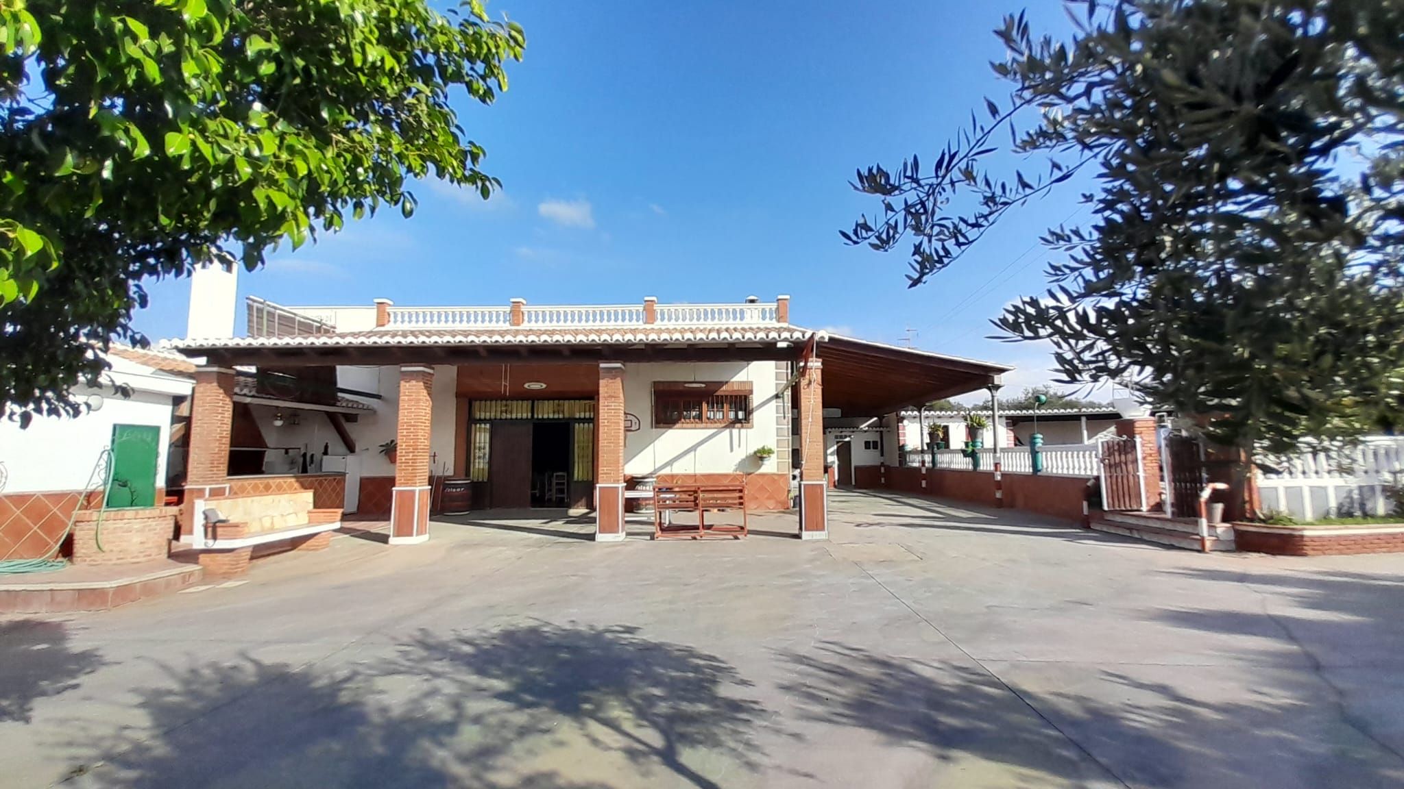 Vista exterior de Casa o xalet en venda en Motril amb Terrassa, Traster i Piscina