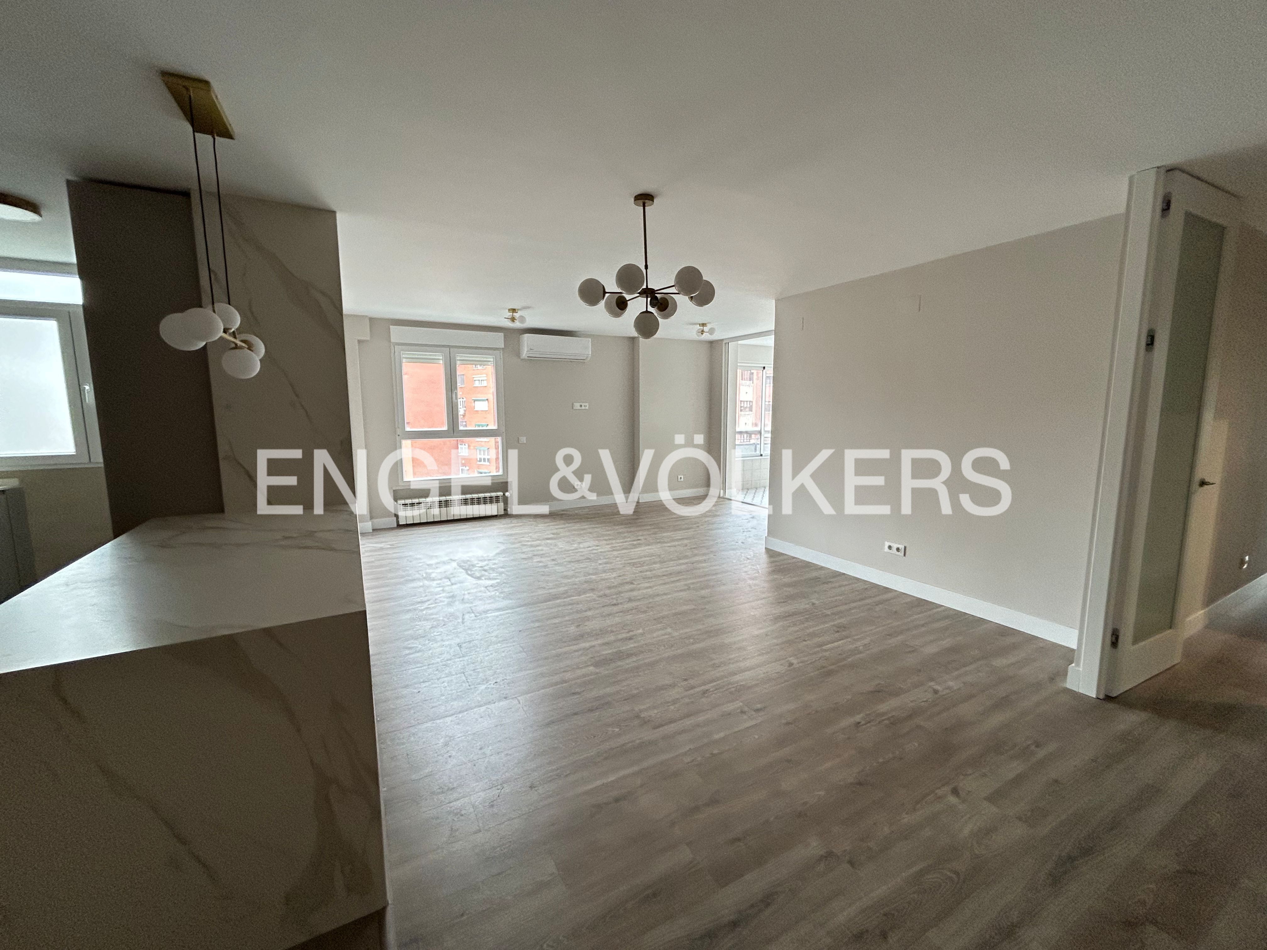 Vista exterior de Apartament en venda en  Madrid Capital amb Aire condicionat, Calefacció i Parquet