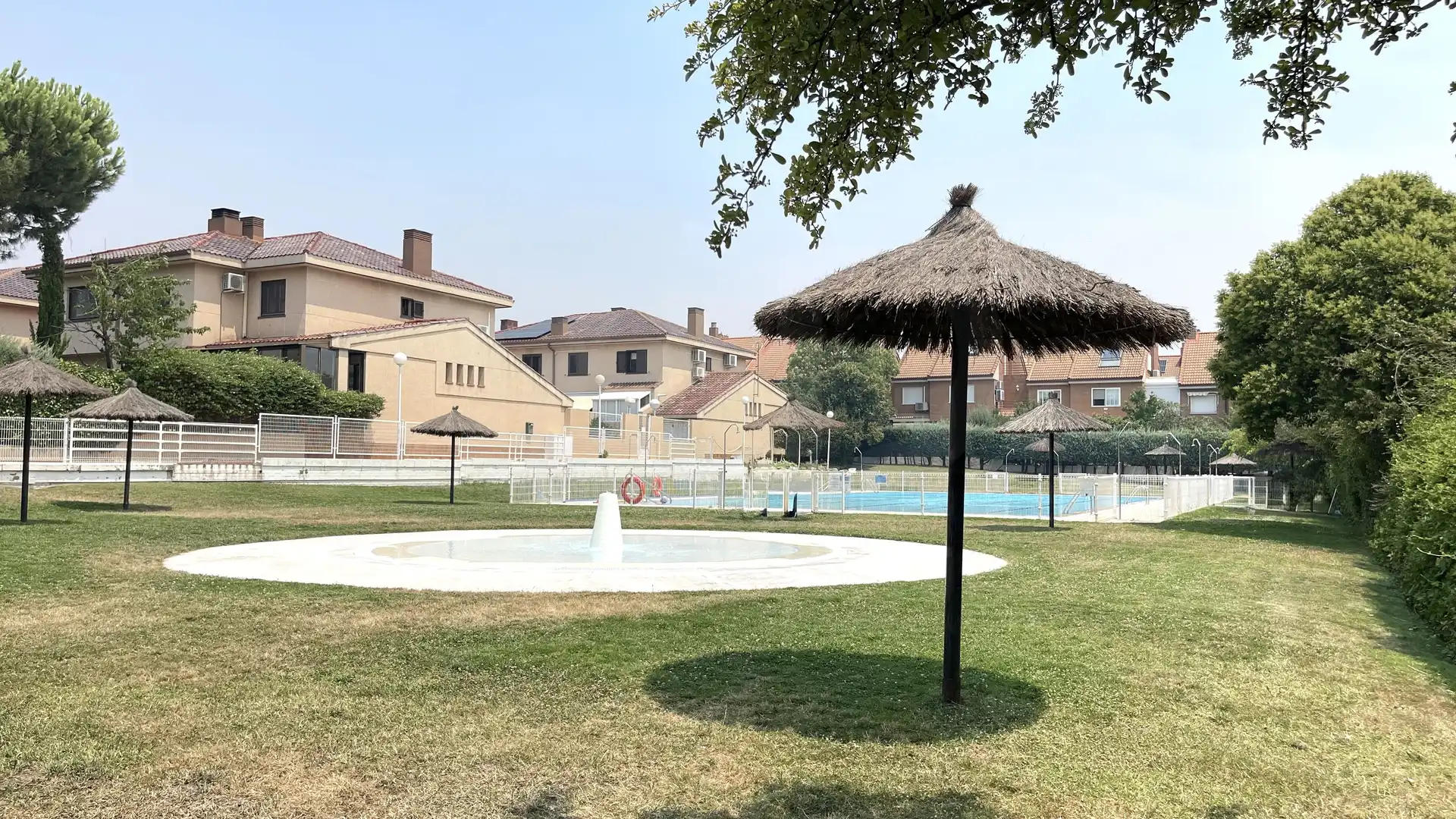 Piscina de Casa adosada en venda en Las Rozas de Madrid amb Calefacció