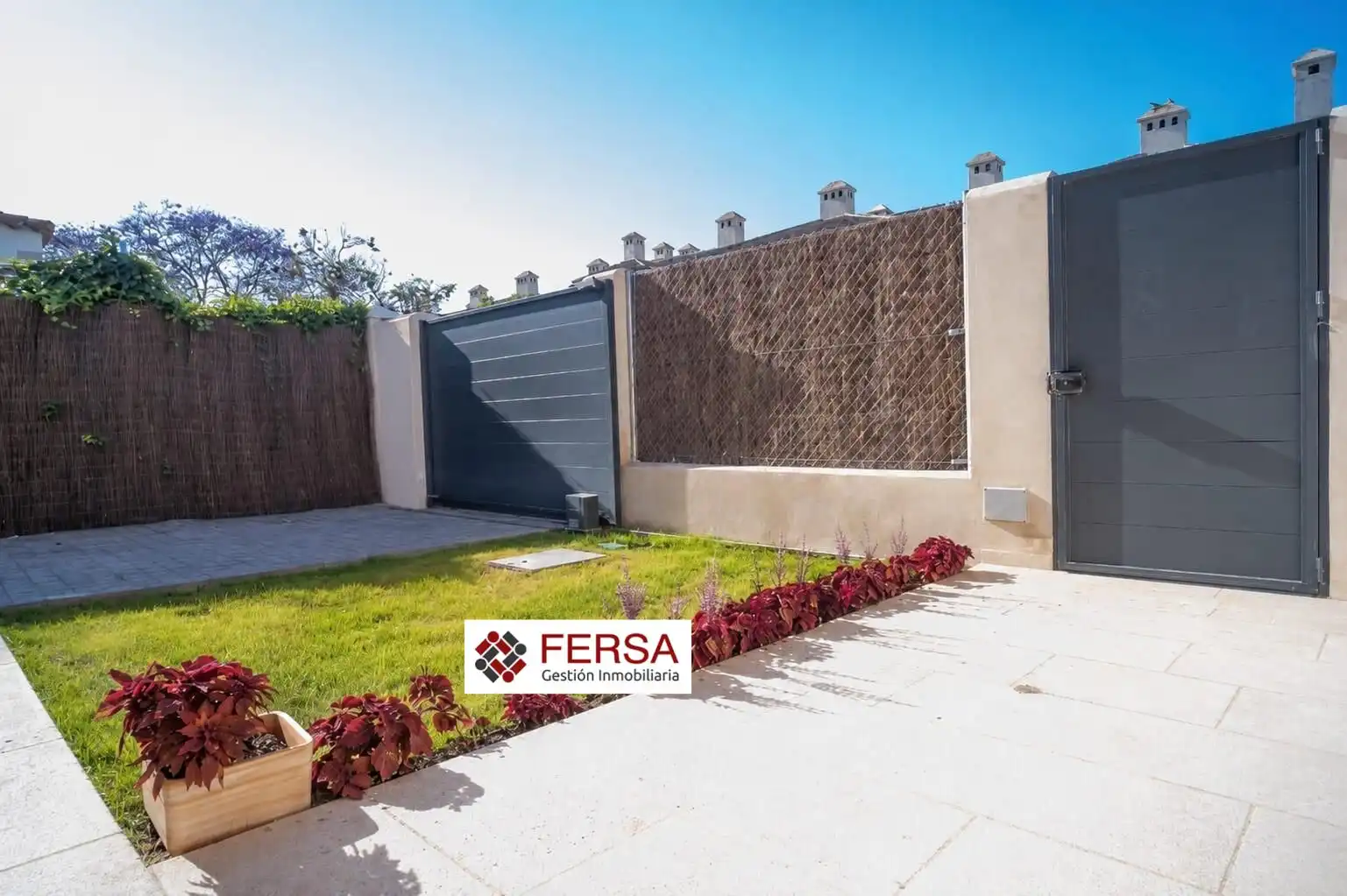 Vista exterior de Casa adosada en venda en El Puerto de Santa María amb Aire condicionat, Calefacció i Jardí privat