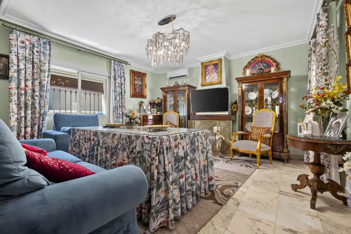 Wohnzimmer von Einfamilien-Reihenhaus zum Verkauf in Dos Hermanas mit Klimaanlage, Heizung und Terrasse