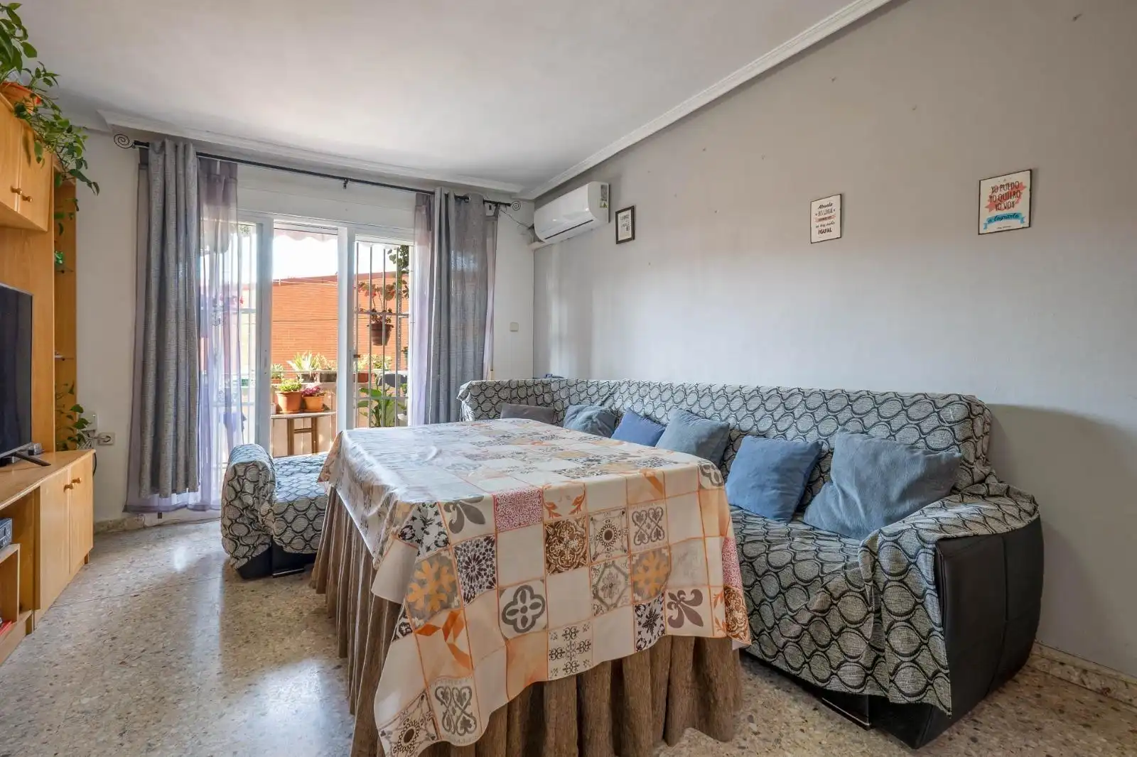 Living room of Flat for sale in Granada  with Air Conditioner, Heating and Terrace