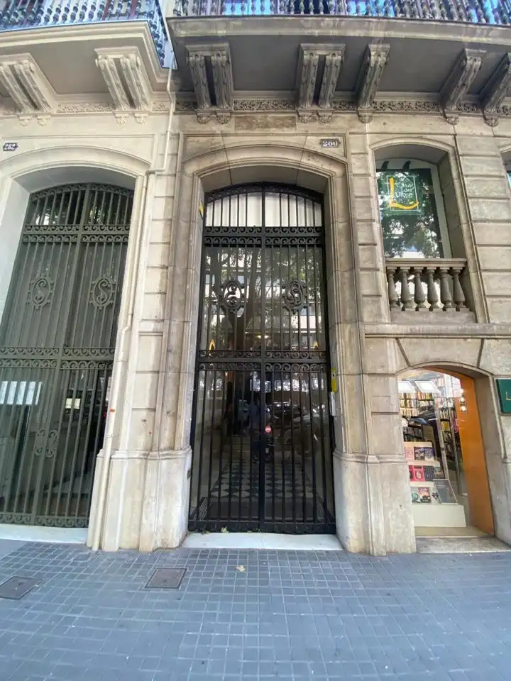 Business premises for sale in calle de València, imagen 2