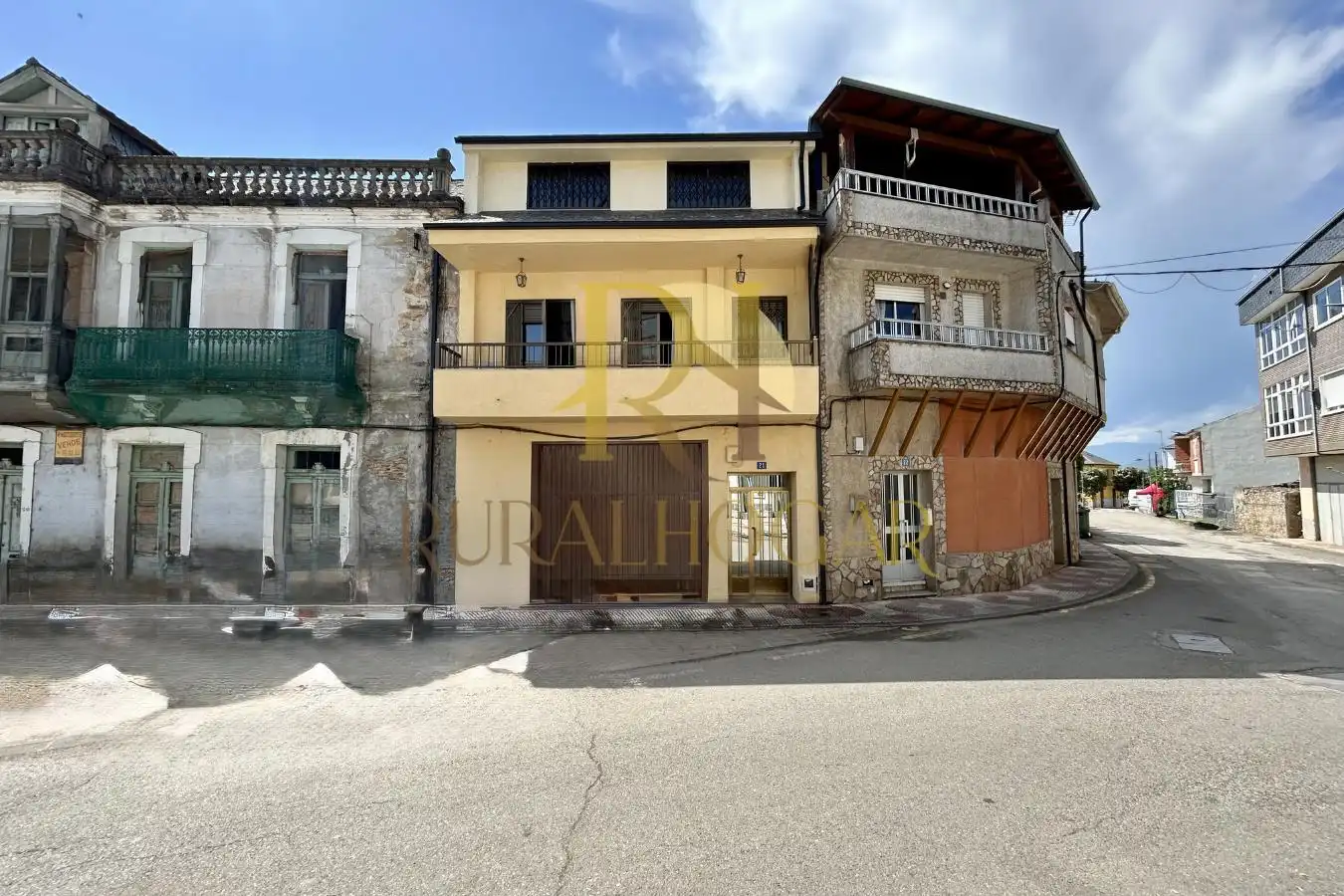 Vista exterior de Casa adosada en venda en Vilamartín de Valdeorras amb Terrassa