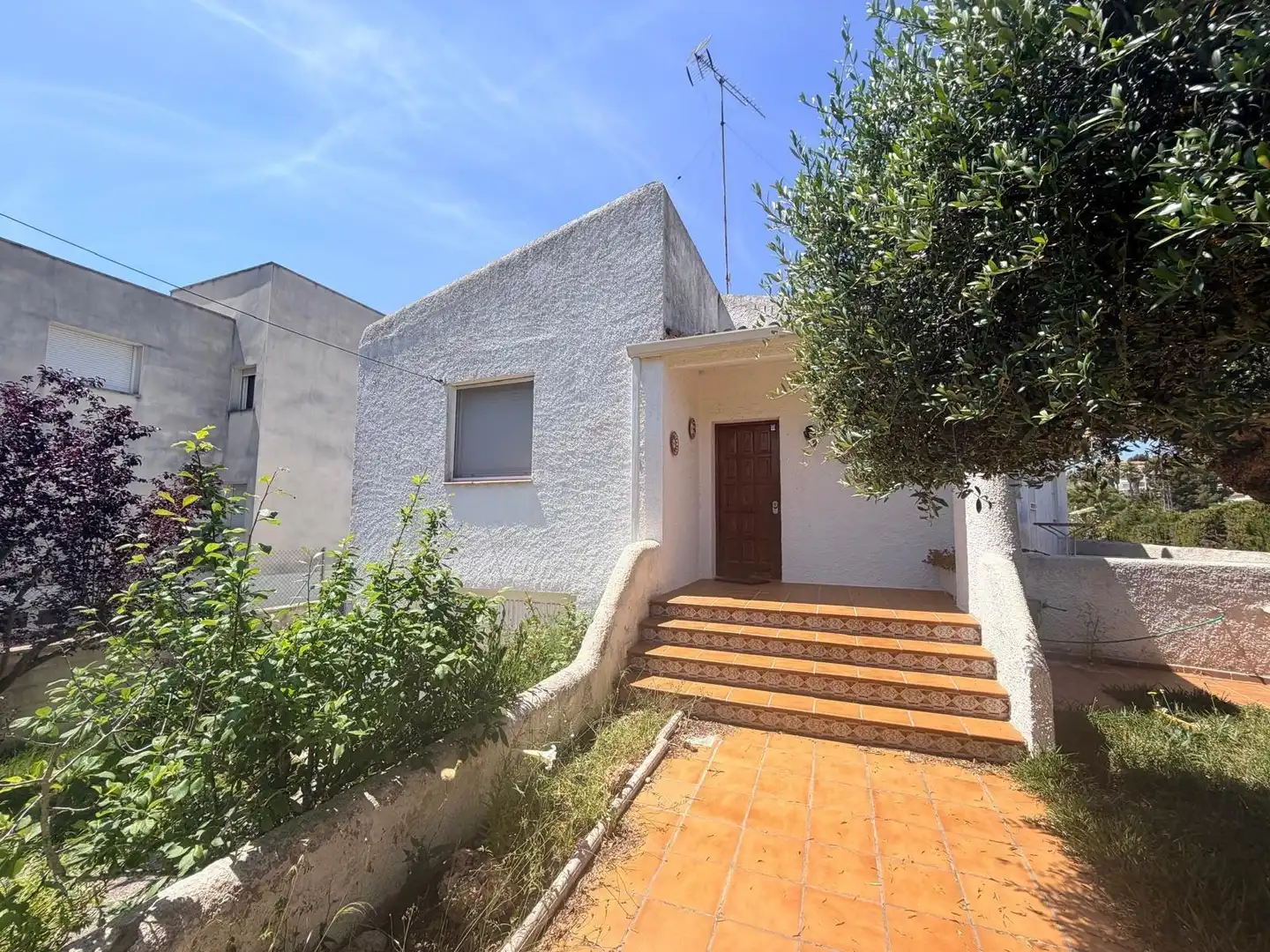 Vista exterior de Casa o xalet en venda en Cunit amb Jardí privat, Terrassa i Traster