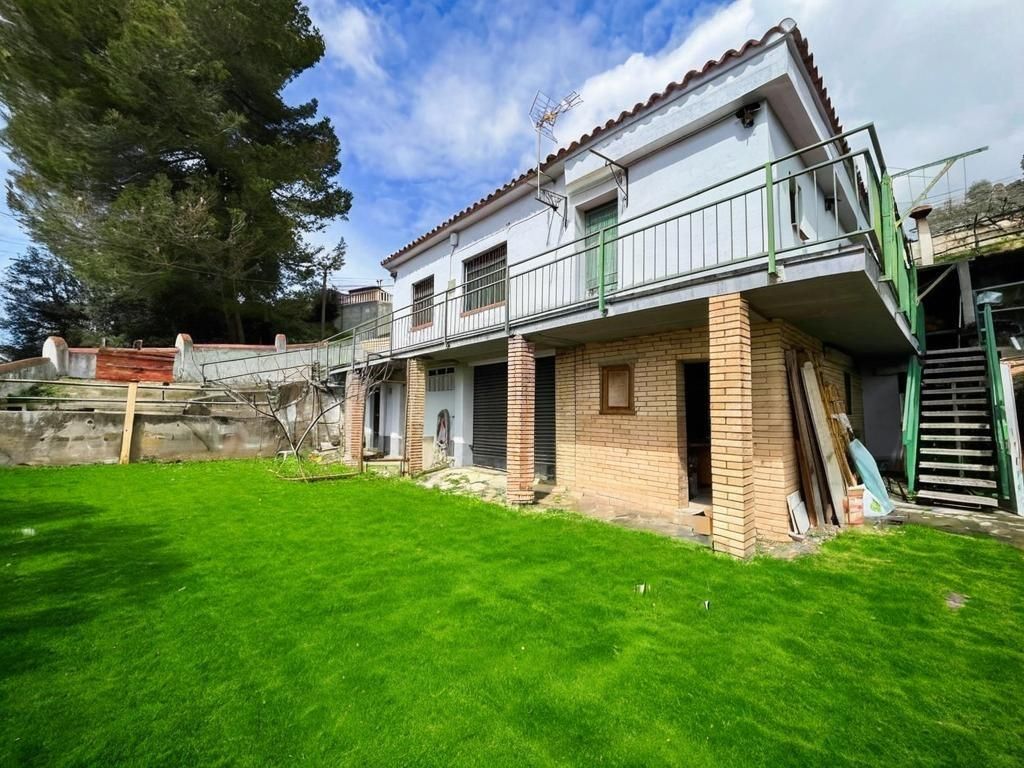 Vista exterior de Casa o chalet en venta en Esparreguera con Jardín privado, Trastero y Piscina