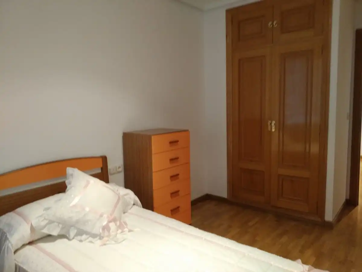 Schlafzimmer von Wohnungen zur Miete in Ponferrada mit Heizung, Möbliert und Balkon