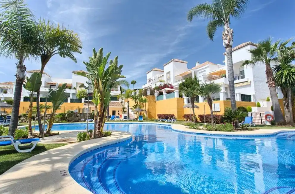 Vista exterior de Apartament en venda en Marbella amb Aire condicionat, Jardí privat i Terrassa