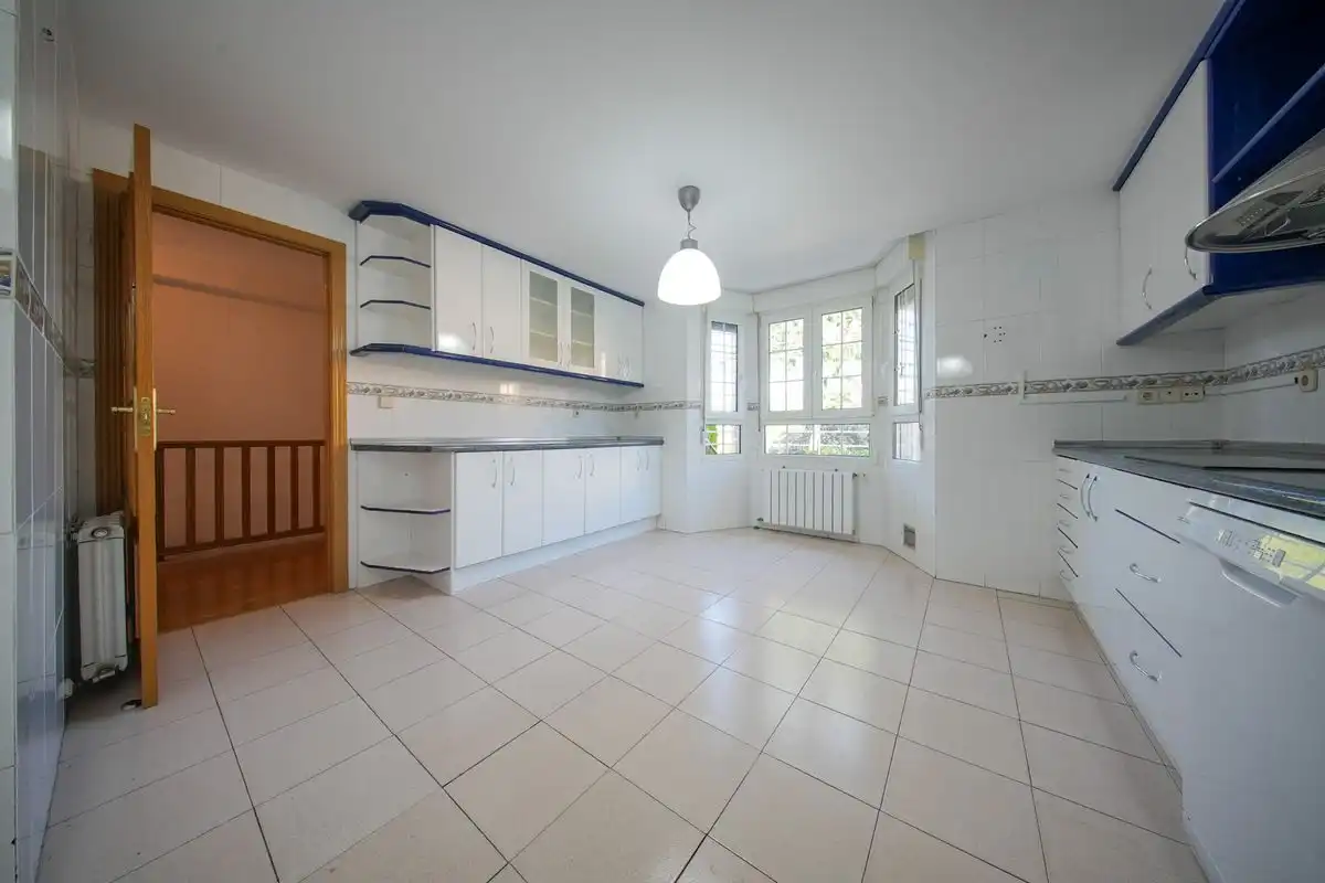 Cocina de Casa adosada en venta en Pozuelo de Alarcón con Aire acondicionado, Calefacción y Jardín privado