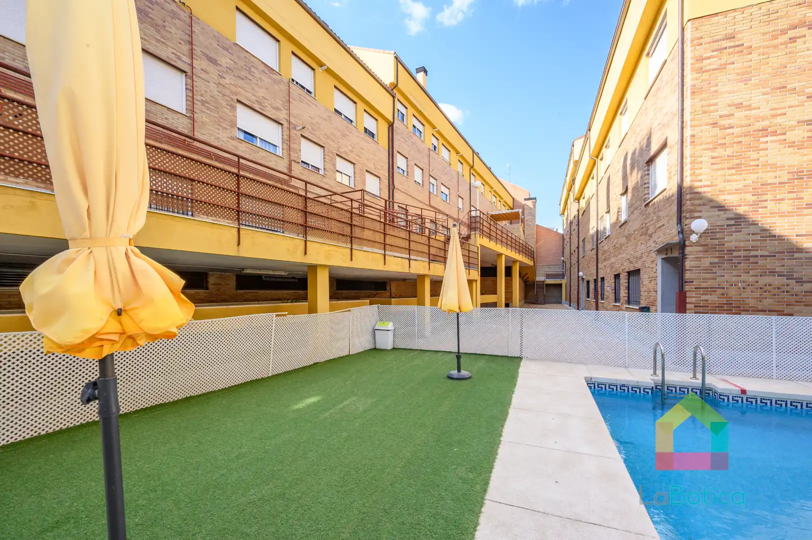 Vista exterior de Apartament en venda en Toledo amb Aire condicionat, Moblat i Piscina comunitària