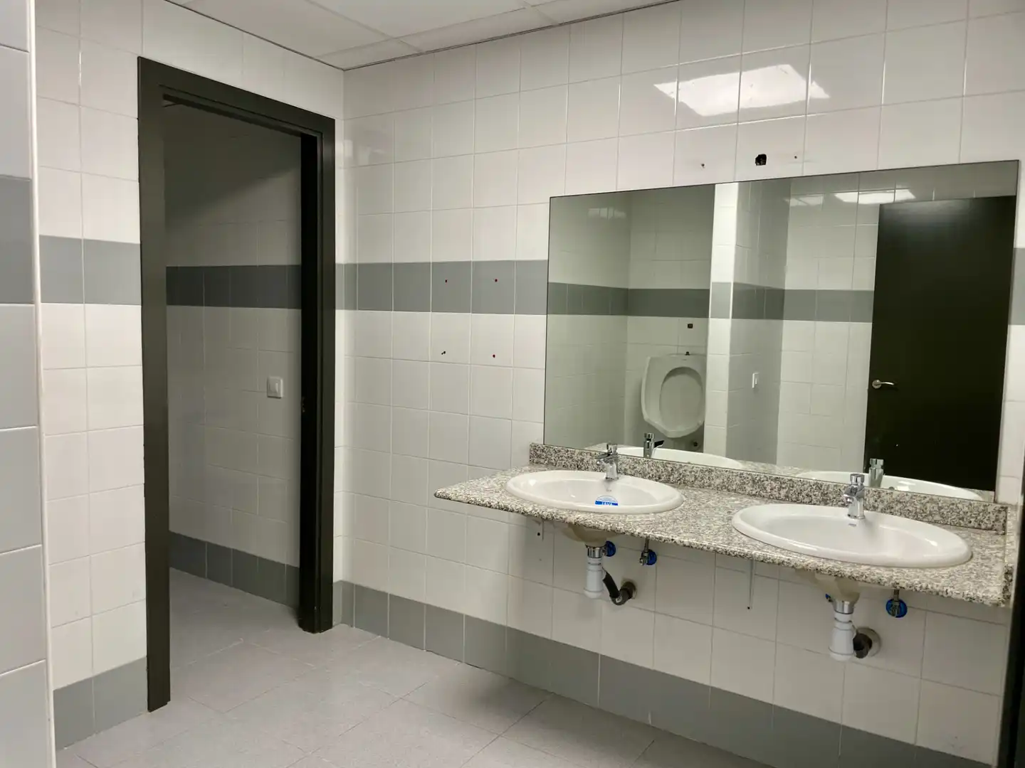 Baño de Oficina de alquiler en El Prat de Llobregat con Aire acondicionado, Calefacción y Alarma