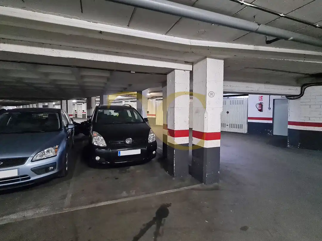 Aparcament de Pis en venda en Gijón  amb Calefacció, Terrassa i Moblat