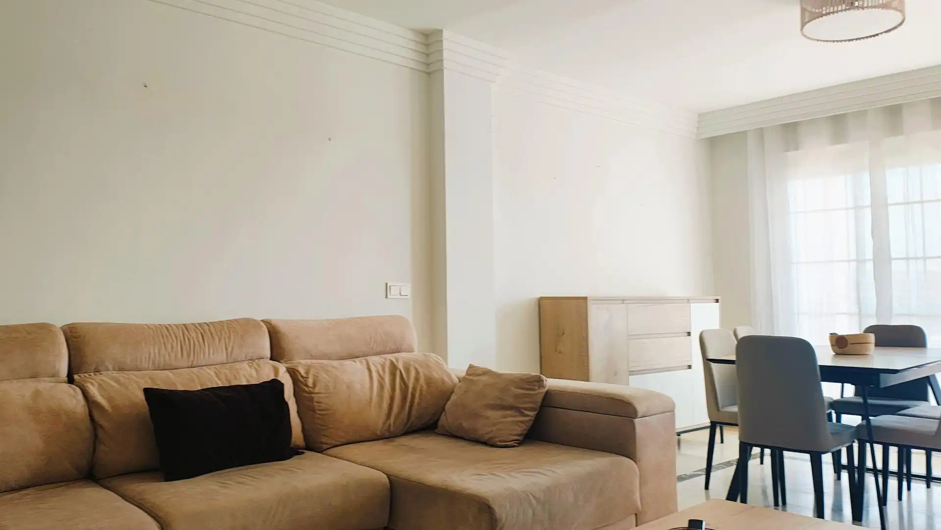 Wohnzimmer von Wohnungen zum Verkauf in Marbella mit Klimaanlage, Privatgarten und Terrasse