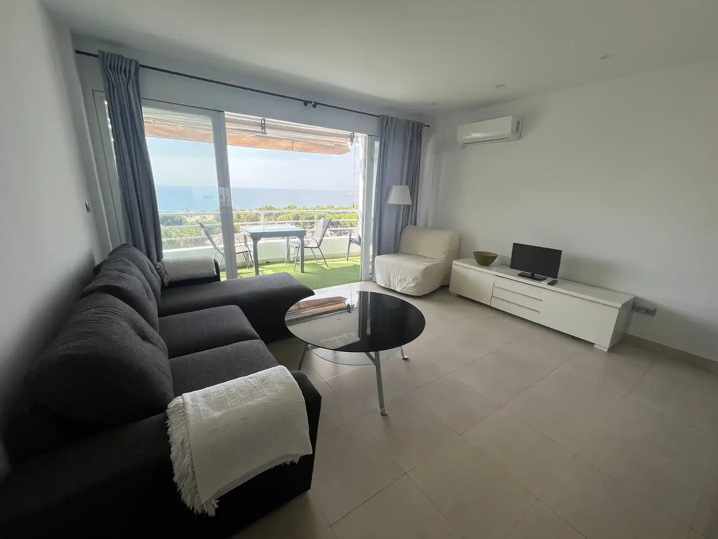 Sala d'estar de Apartament de lloguer en Marbella amb Aire condicionat, Terrassa i Moblat