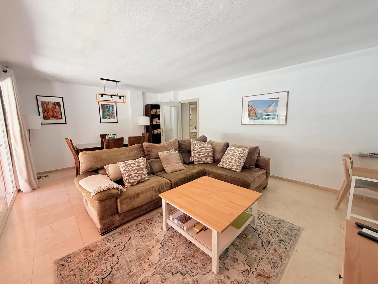 Sala de estar de Apartamento de alquiler en Marbella con Terraza, Piscina y Piscina comunitaria