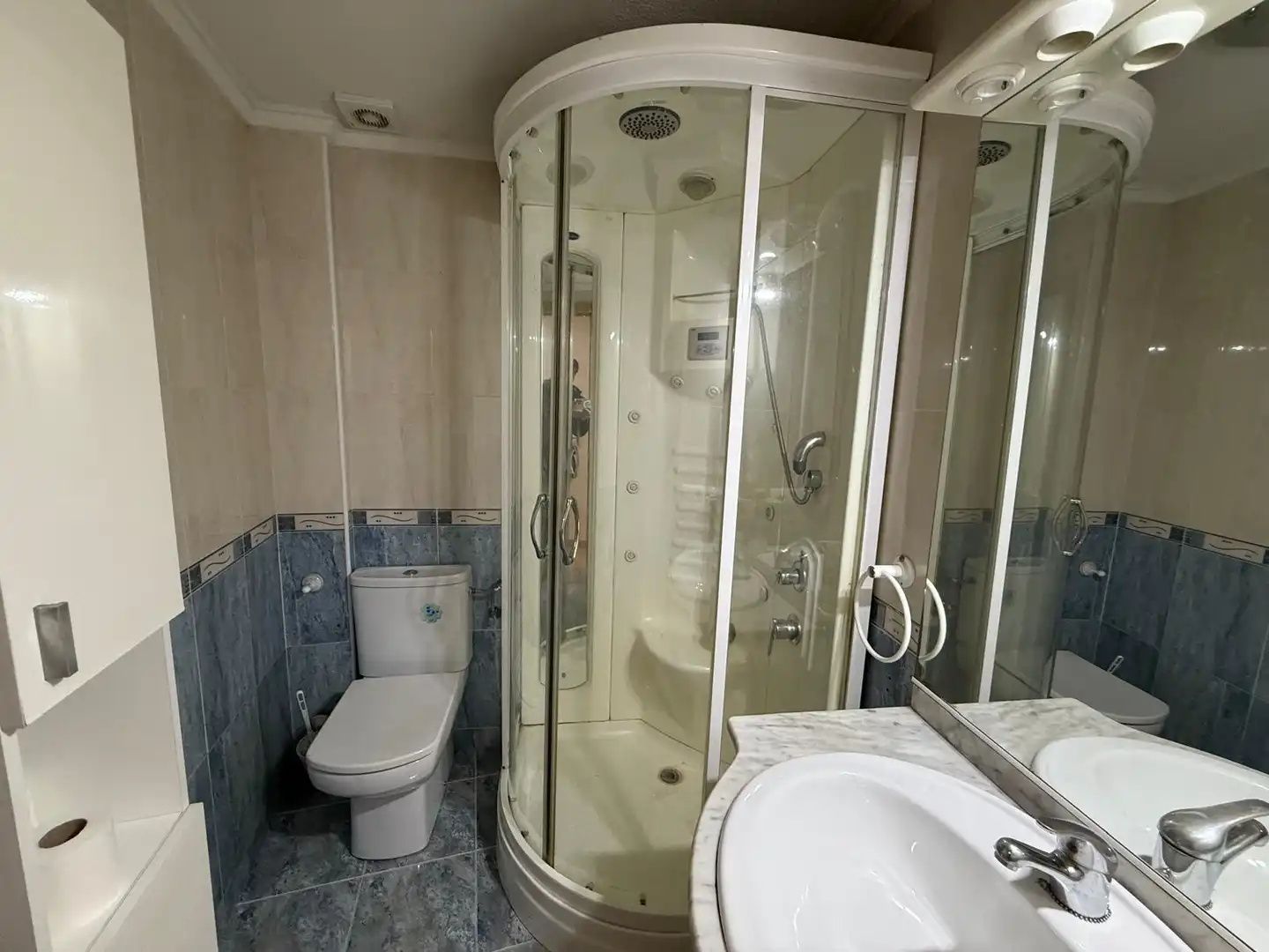 Bathroom of Flat for rent in Salamanca  with Heating, Parquet flooring and Furnished