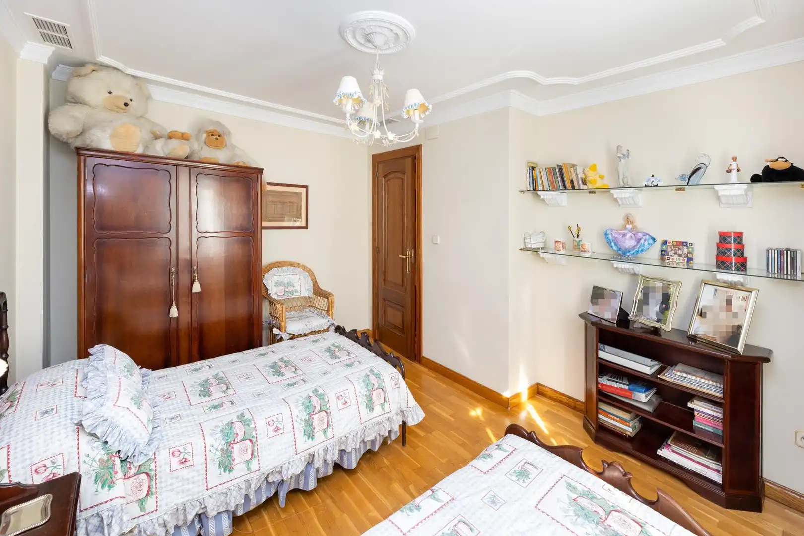 Dormitori de Casa adosada en venda en Granada amb Aire condicionat, Calefacció i Jardí privat