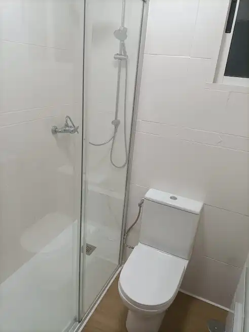 Badezimmer von Wohnungen zur Miete in Linares mit Klimaanlage, Heizung und Möbliert