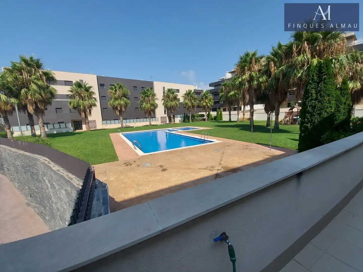 Schwimmbecken von Erdgeschoss zum Verkauf in Vilanova i la Geltrú mit Klimaanlage, Heizung und Privatgarten