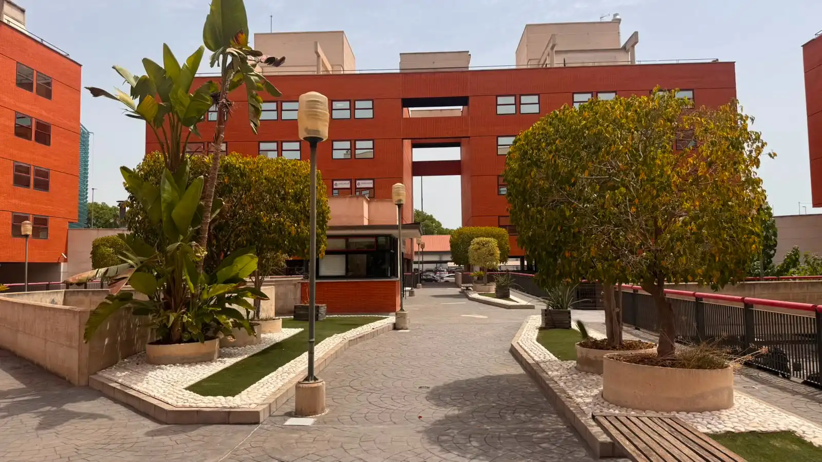 Vista exterior de Oficina de lloguer en Murcia amb Aire condicionat, Moblat i Alarma