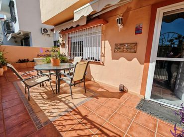 Casa aparellada amb piscina en venda a Churriana
