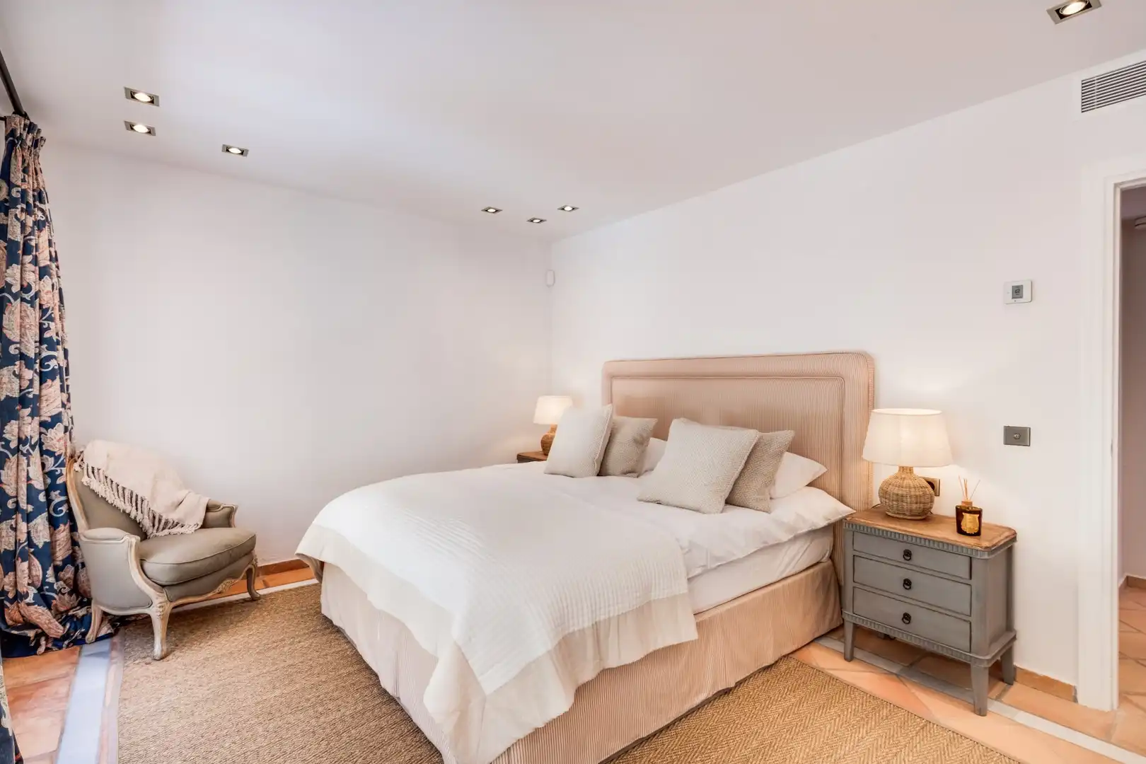 Habitación de Planta baja en venta en Benahavís con Aire acondicionado, Terraza y Piscina