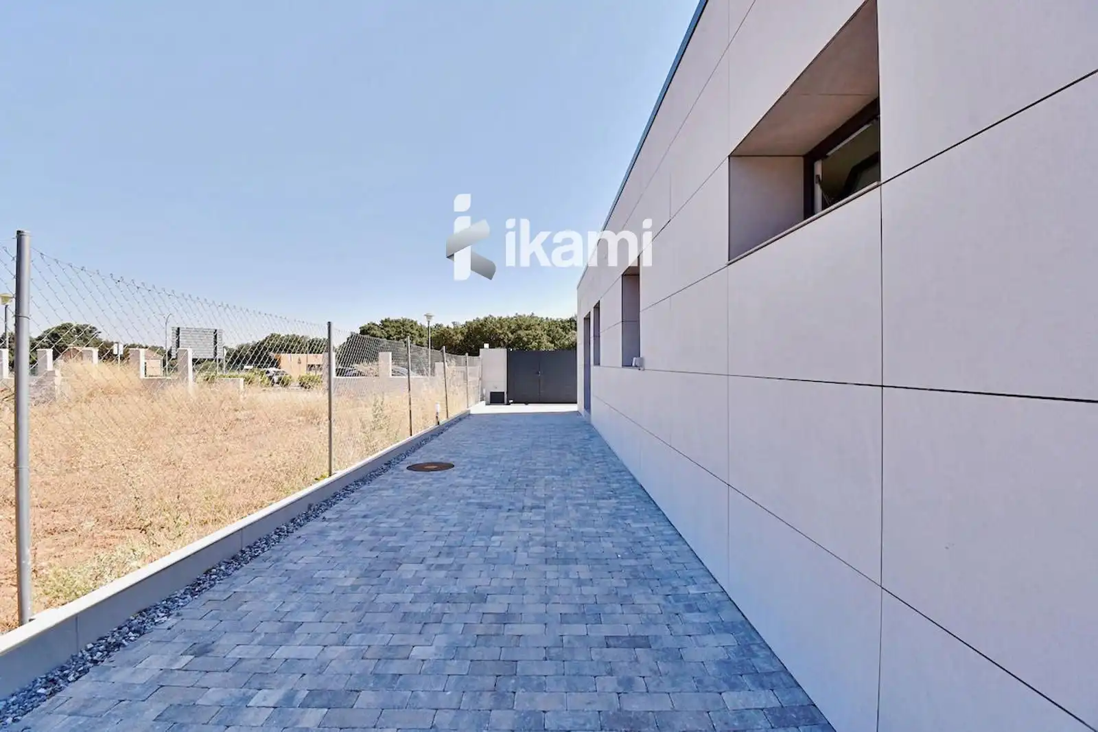 Exterior view of Houses for sale in Chiloeches  with Air Conditioner and Alarm