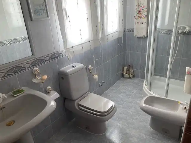 Bany de Casa o xalet en venda en Olías del Rey amb Aire condicionat, Calefacció i Jardí privat