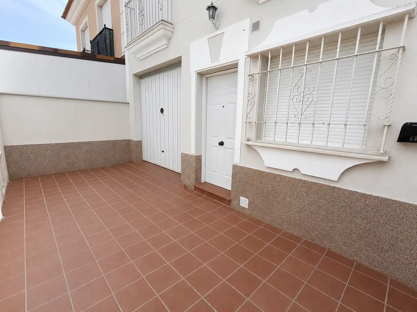 Vista exterior de Casa adosada en venta en La Carlota con Terraza, Horno y Lavadora