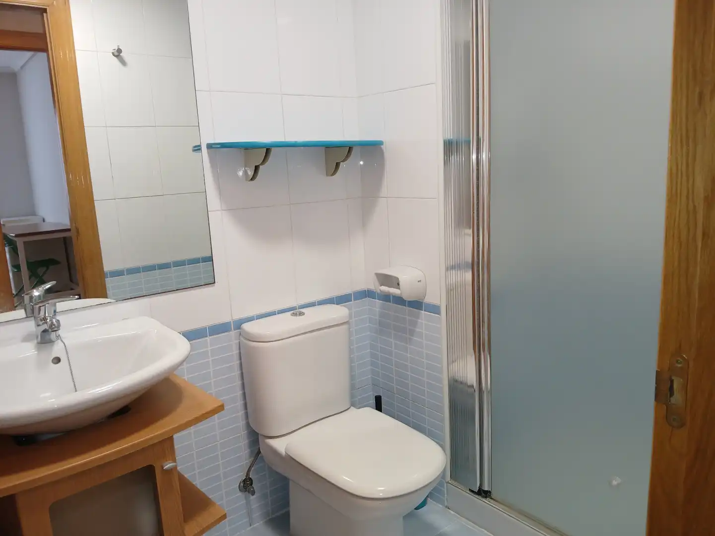 Baño de Piso de alquiler en Gijón  con Calefacción, Terraza y Trastero