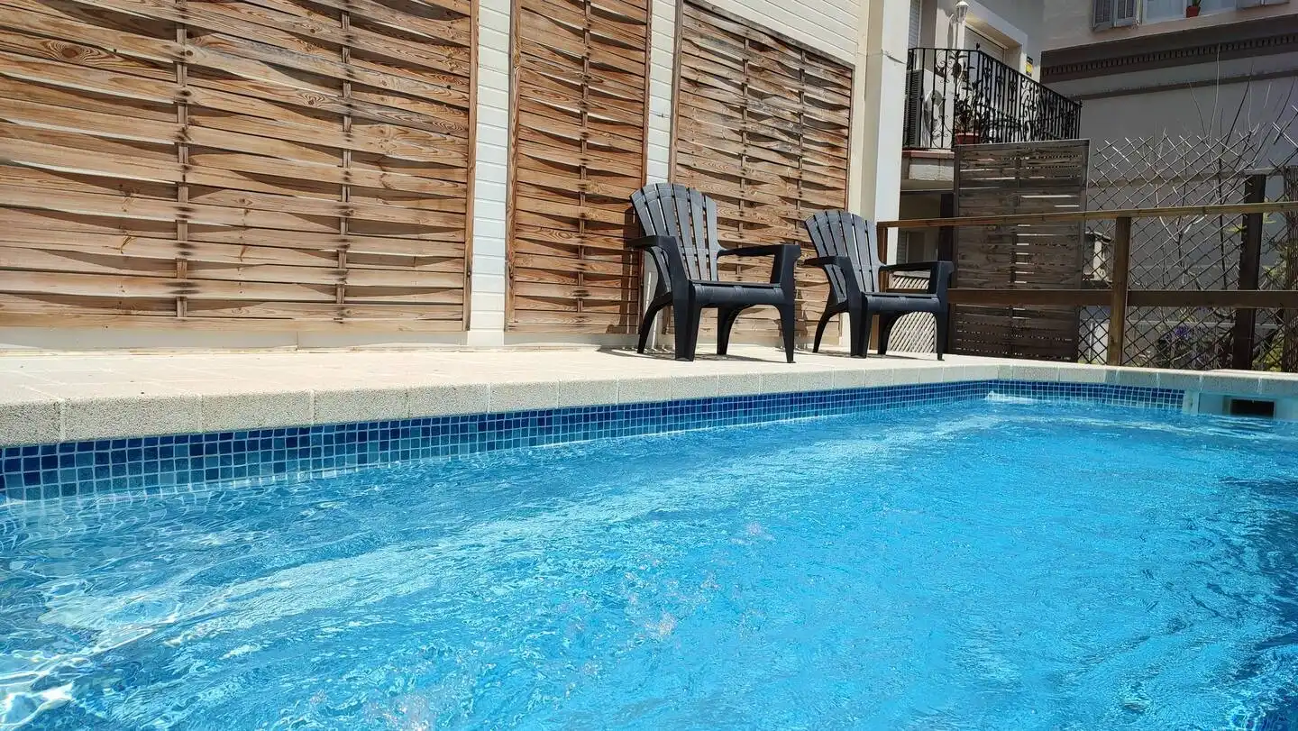 Piscina de Casa adosada en venda en Calella amb Aire condicionat, Calefacció i Jardí privat
