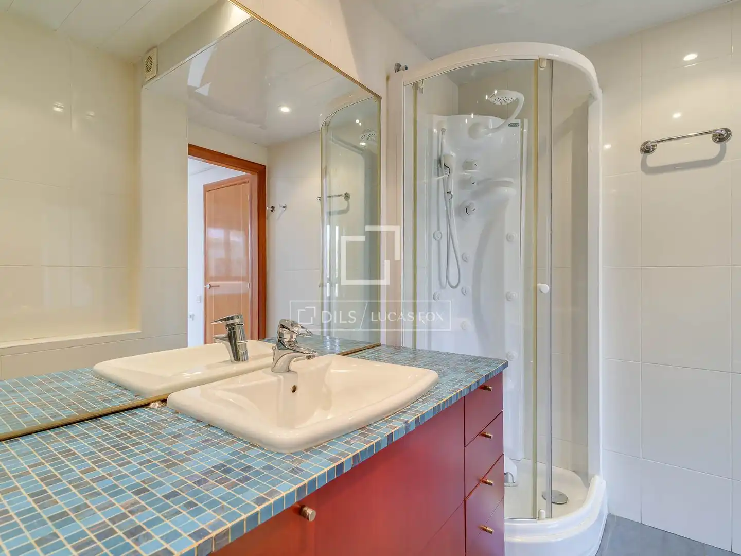 Badezimmer von Wohnung zum Verkauf in Barcelona mit Klimaanlage, Heizung und Balkon