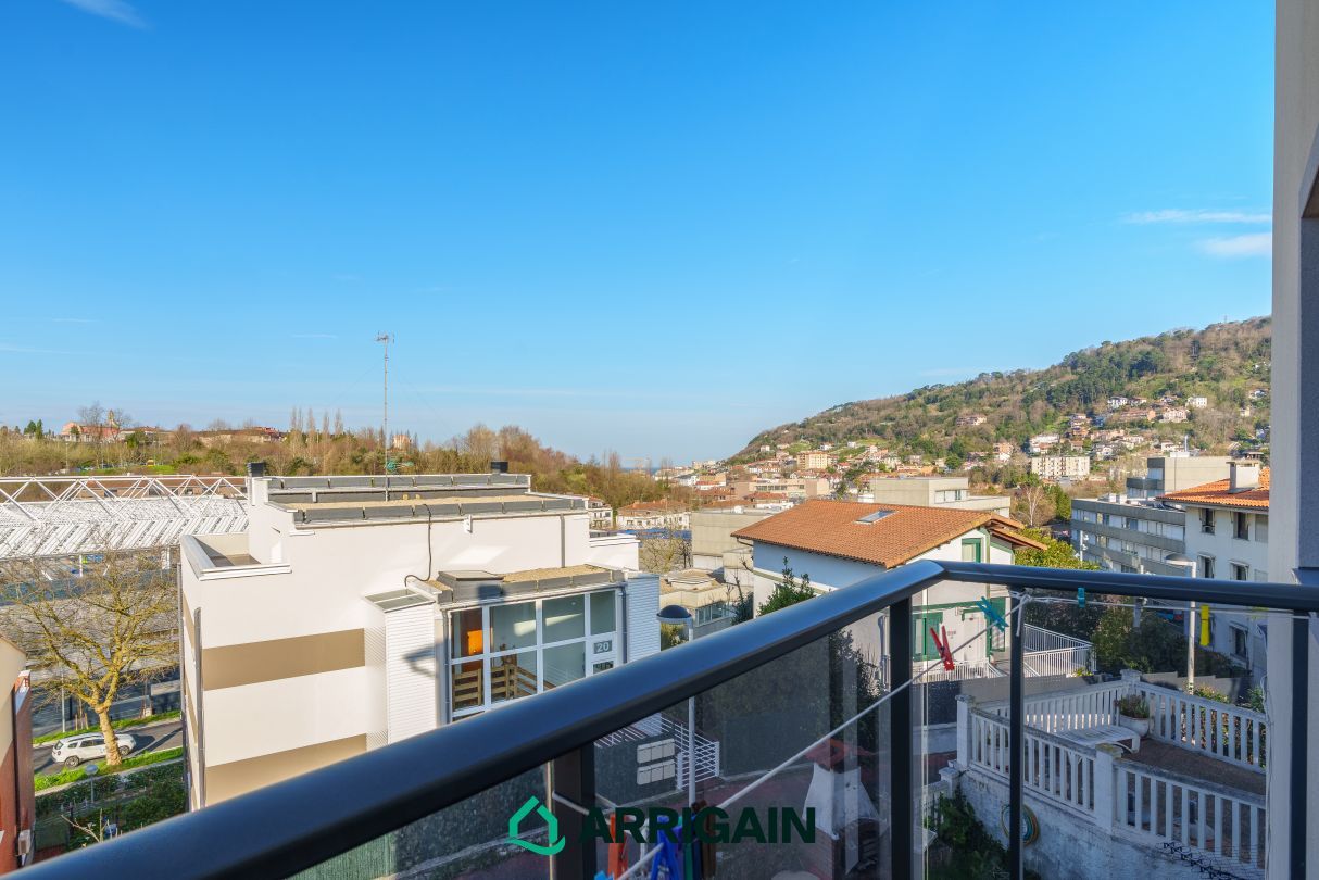 Vista exterior de Pis en venda en Donostia - San Sebastián  amb Calefacció, Jardí privat i Terrassa