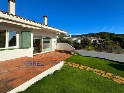 Vista exterior de Casa o xalet en venda en Alella amb Jardí privat, Terrassa i Piscina