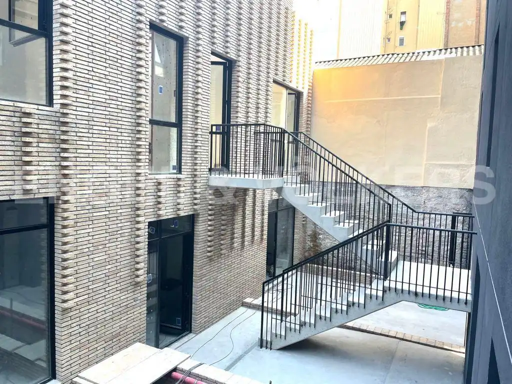 Vista exterior de Oficina en venda en Barcelona amb Aire condicionat i Terrassa