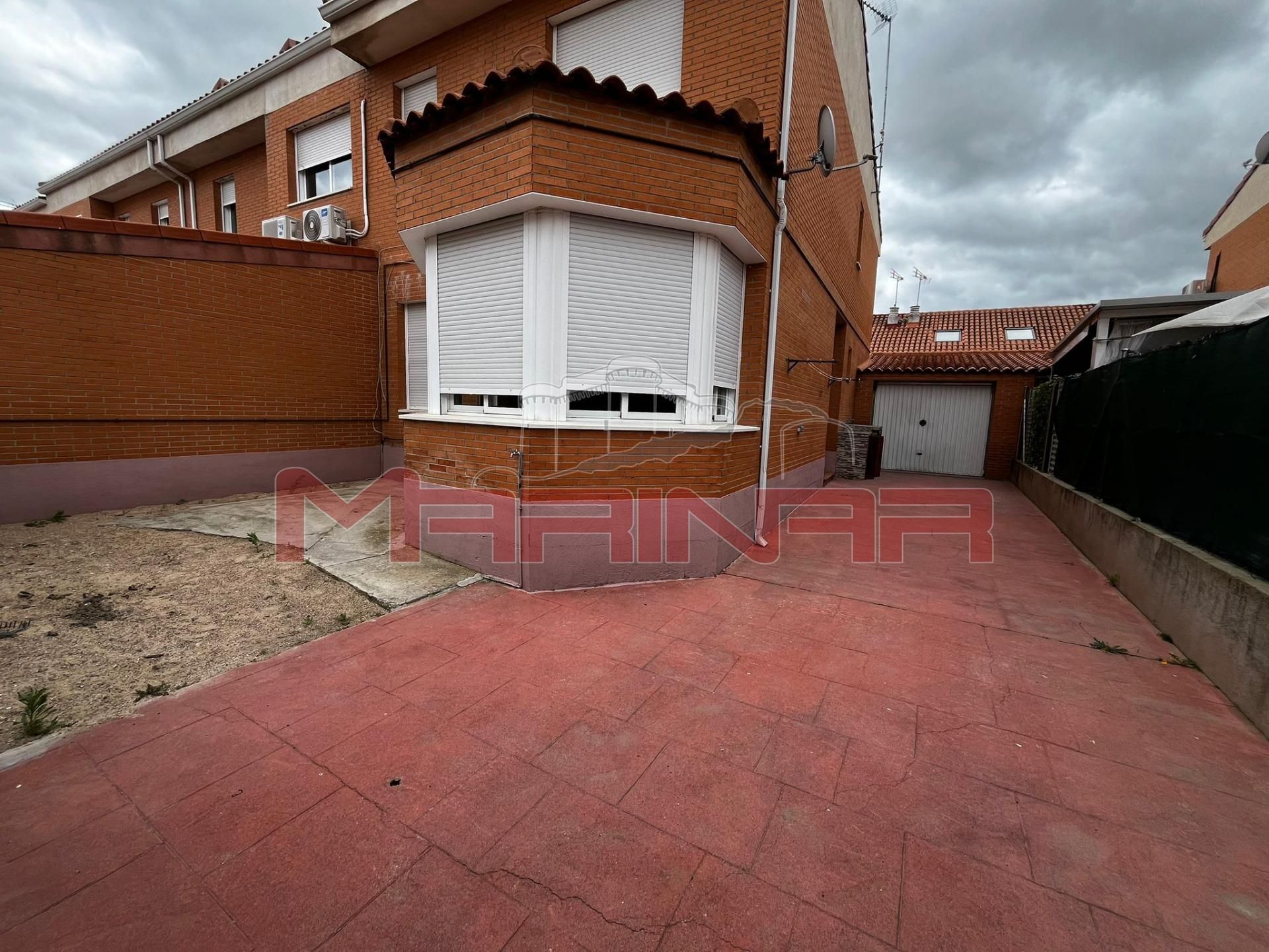 Vista exterior de Casa adosada en venda en Seseña amb Calefacció, Jardí privat i Alarma
