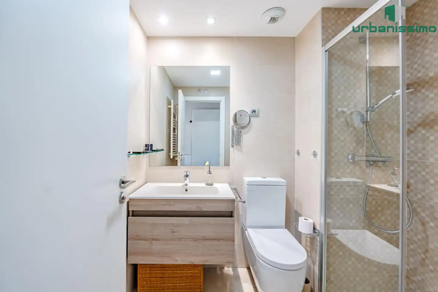 Bathroom of Flat for sale in Madrid  with Air Conditioner, Terrace and Storage room