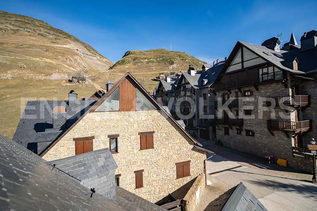 Vista exterior de Casa adosada en venda en Naut Aran amb Calefacció, Moblat i Forn