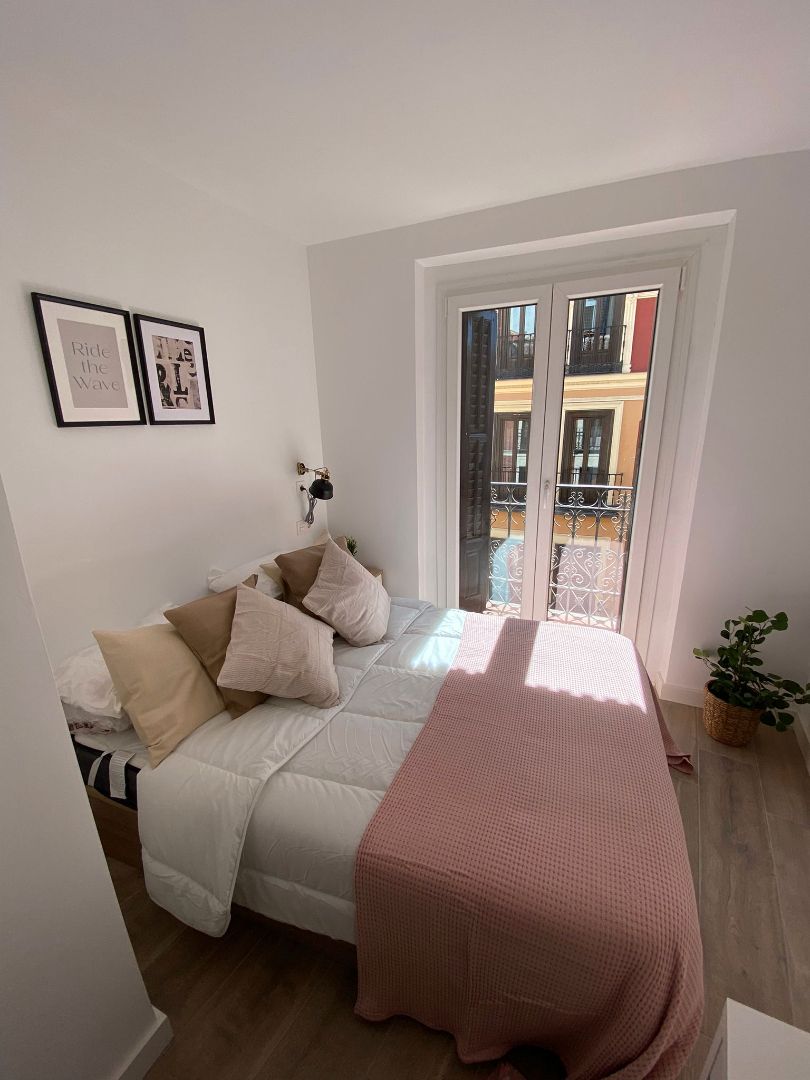 Dormitori de Pis per a compartir en  Madrid Capital amb Aire condicionat, Moblat i Forn