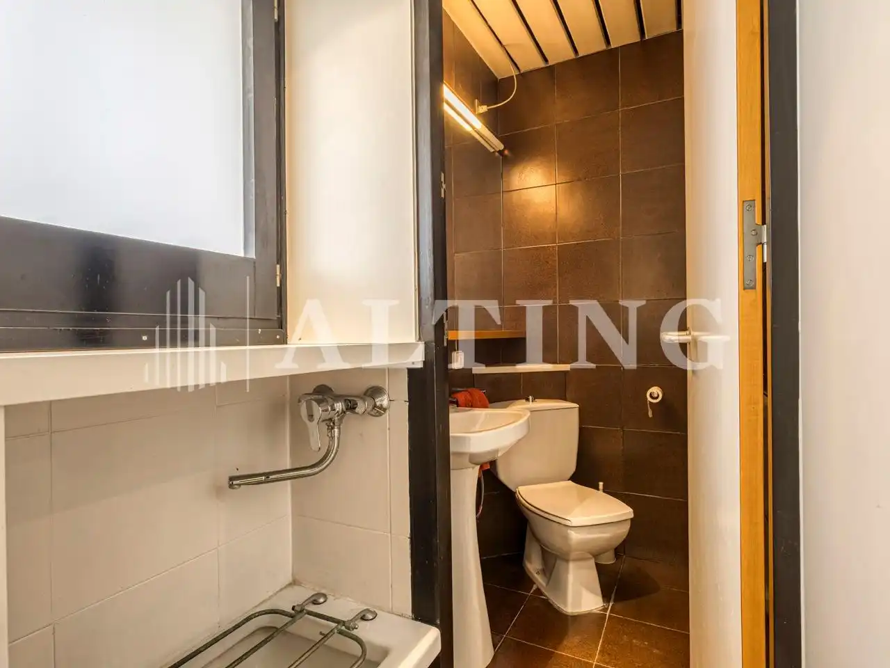 Bathroom of Office for rent in Barcelona  with Heating and Furnished