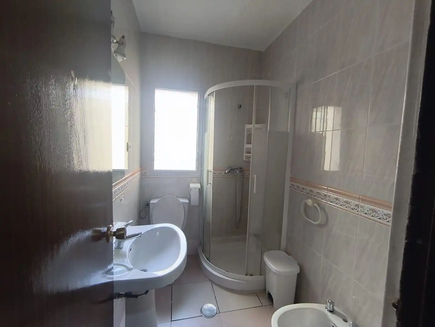Badezimmer von Wohnung zur Miete in Almería mit Klimaanlage, Terrasse und Abstellraum
