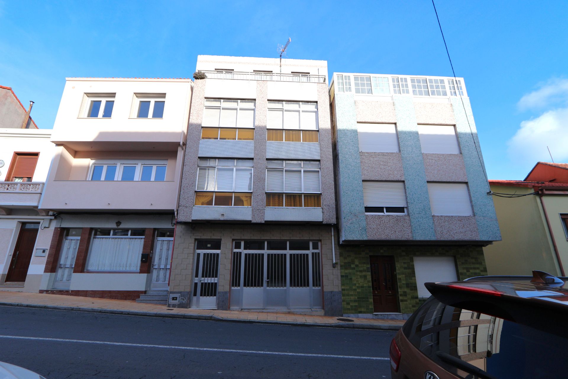 Vista exterior de Casa adosada en venda en Malpica de Bergantiños amb Traster, Moblat i Balcó