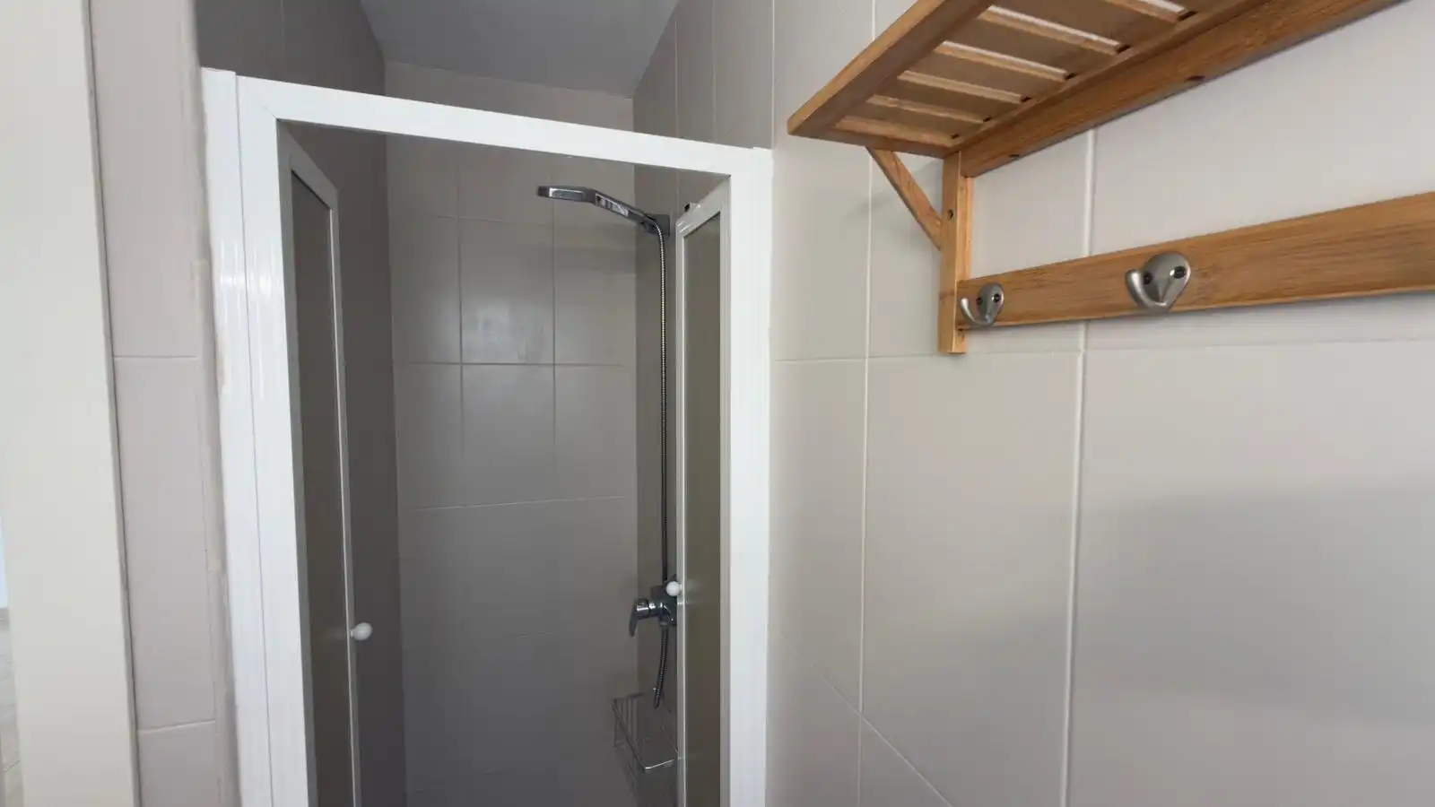 Badezimmer von Wohnung zum Verkauf in Alicante / Alacant mit Klimaanlage, Heizung und Privatgarten