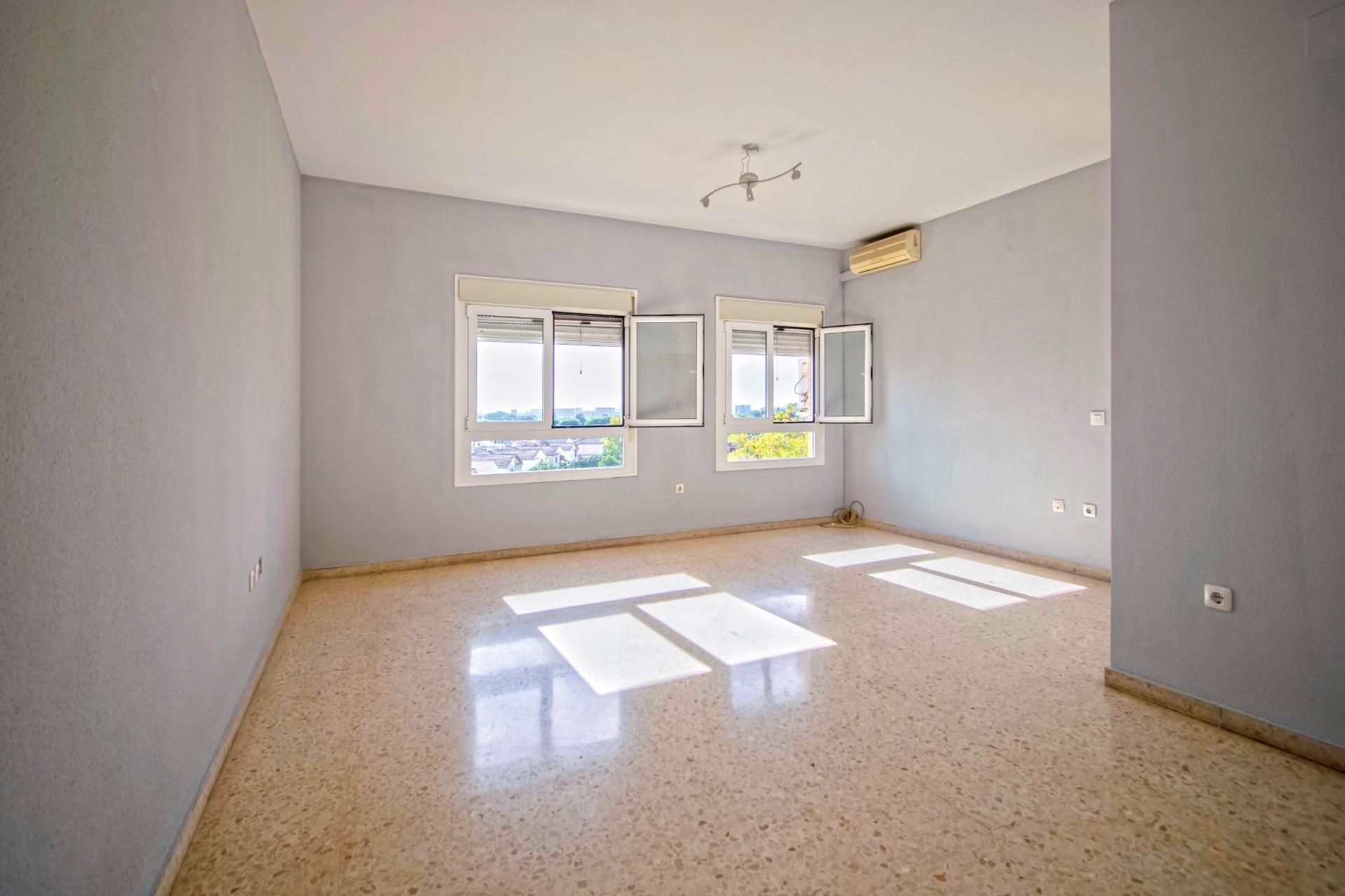 Sala d'estar de Pis en venda en  Sevilla Capital amb Aire condicionat, Jardí privat i Terrassa