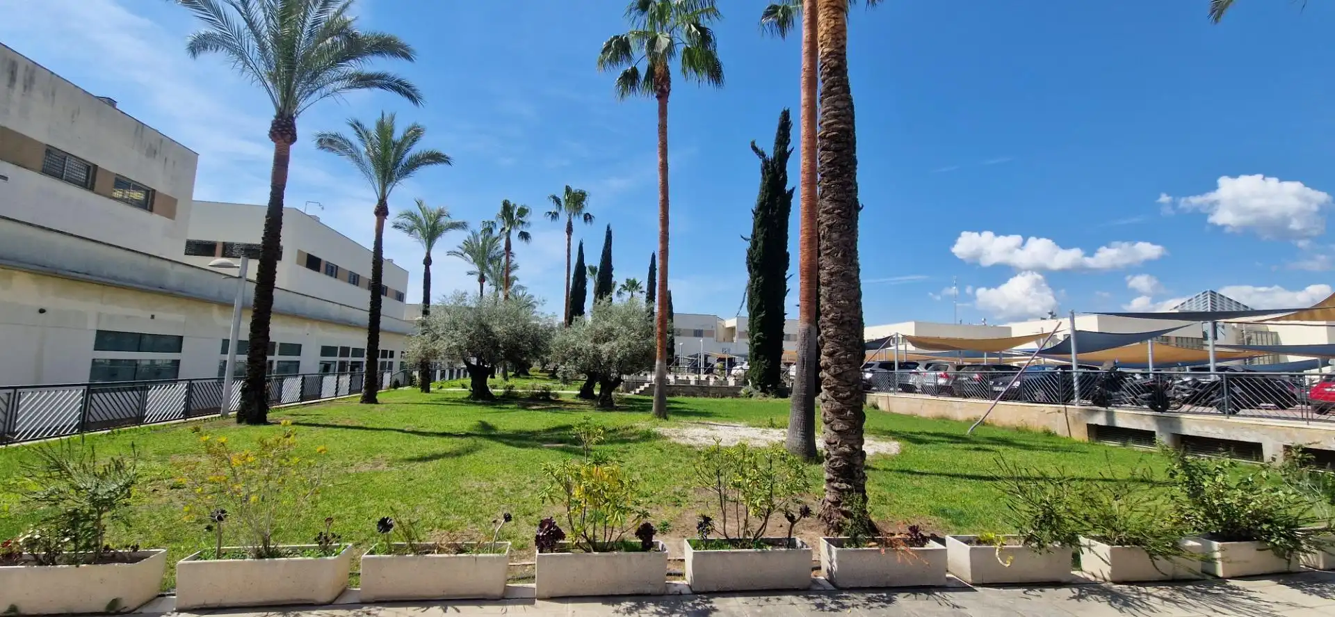 Vista exterior de Oficina en venda en Poniente-Norte - Miralbaida - Parque Azahara