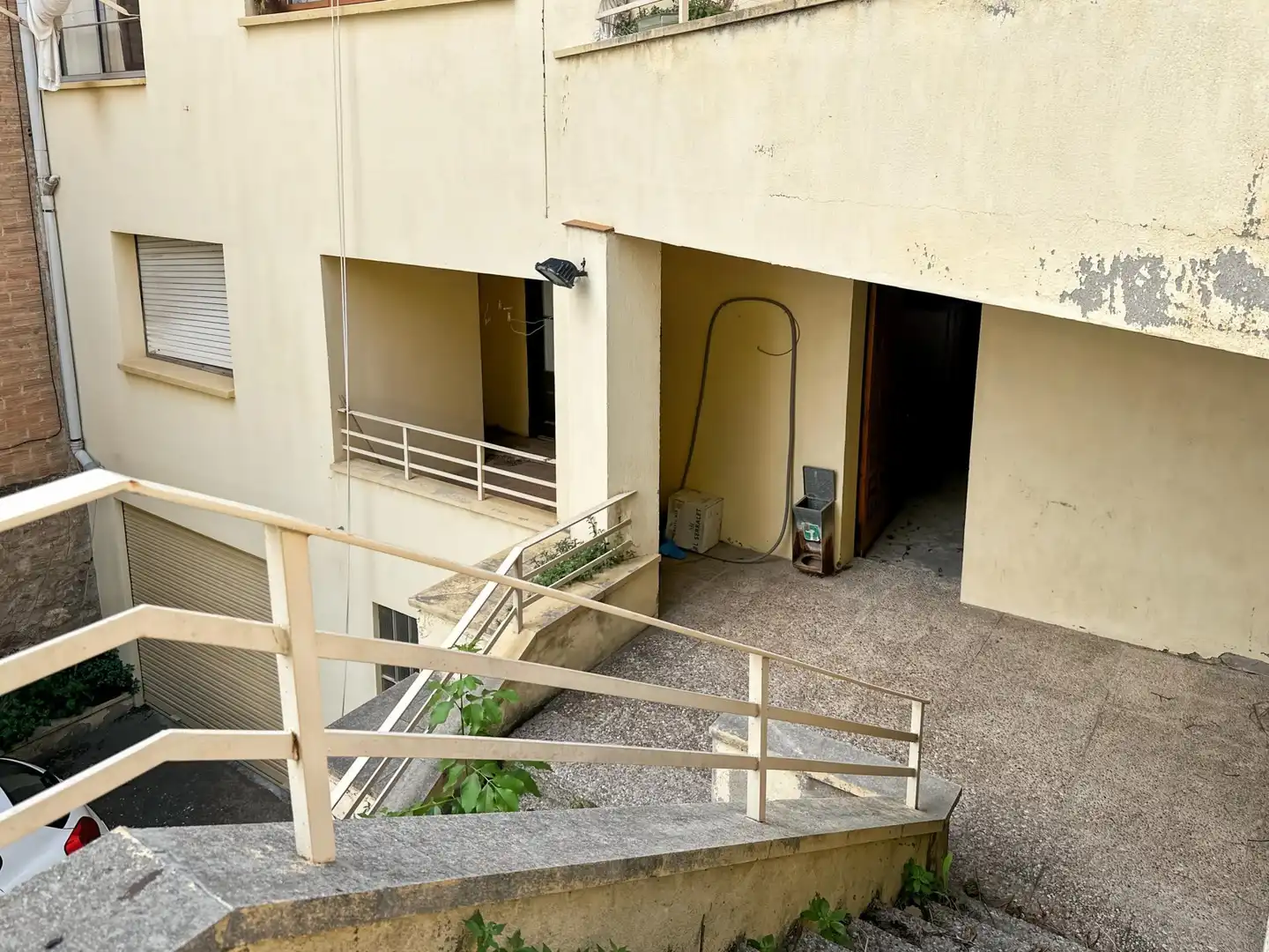 Außenansicht von Einfamilien-Reihenhaus zum Verkauf in Berga mit Heizung und Balkon