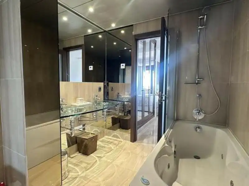 Baño de Apartamento de alquiler en Estepona con Aire acondicionado, Terraza y Piscina